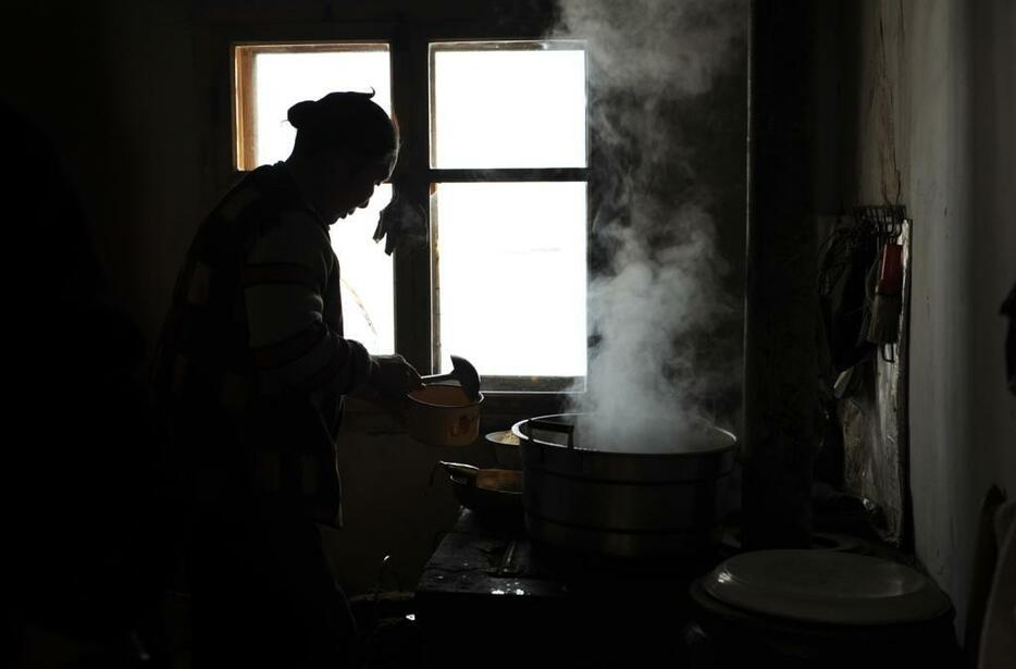 スーウティ・チャィを作る＝シリンゴル盟・シローンフブートチャガン・ホショー（2012年3月撮影）