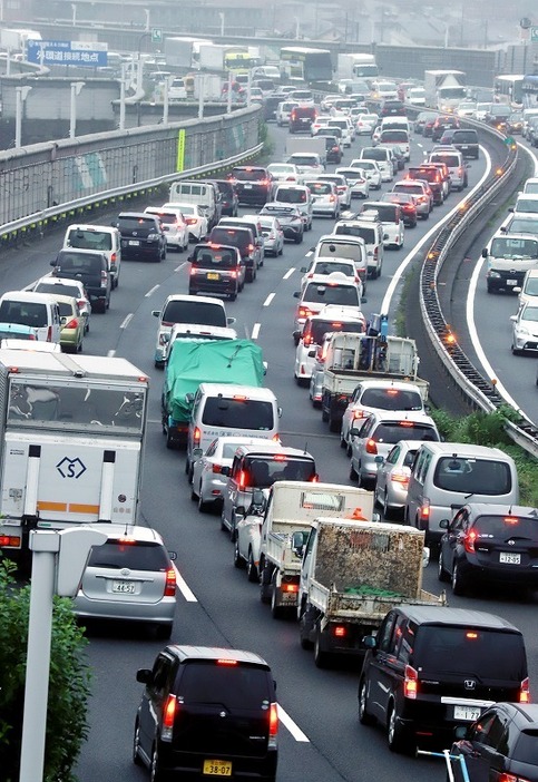 [写真]お盆休みに入り、各地の高速道路で渋滞が起きている。写真は都内の高速道路の様子（つのだよしお/アフロ、2017年8月11日撮影）