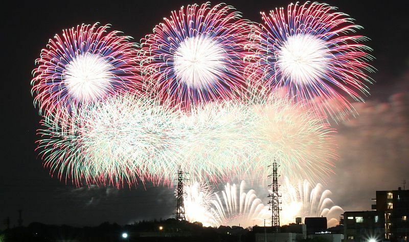 [写真]色とりどりの花火が人々を楽しませる＝1日午後8時20分ごろ、大阪狭山市から（撮影：柳曽文隆）