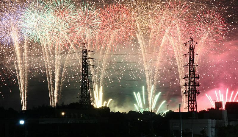 [写真]まるで巨大な噴水のような花火も＝1日午後8時20分ごろ、大阪狭山市から（撮影：柳曽文隆）