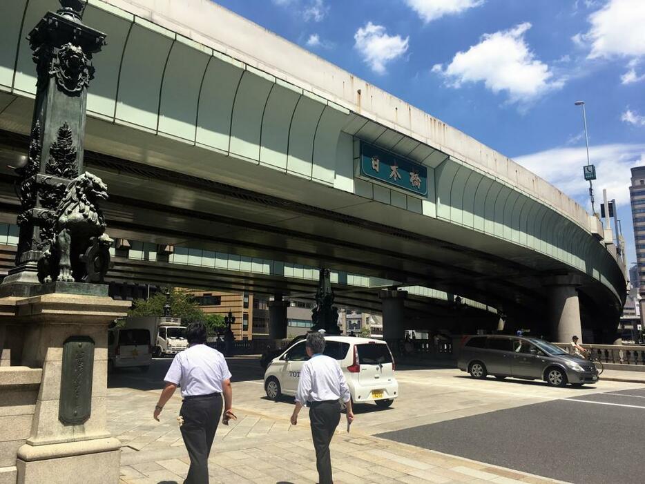 道路の起点にもなっている日本橋。この界隈は老舗が並び、たくさんのビジネスマンが闊歩する