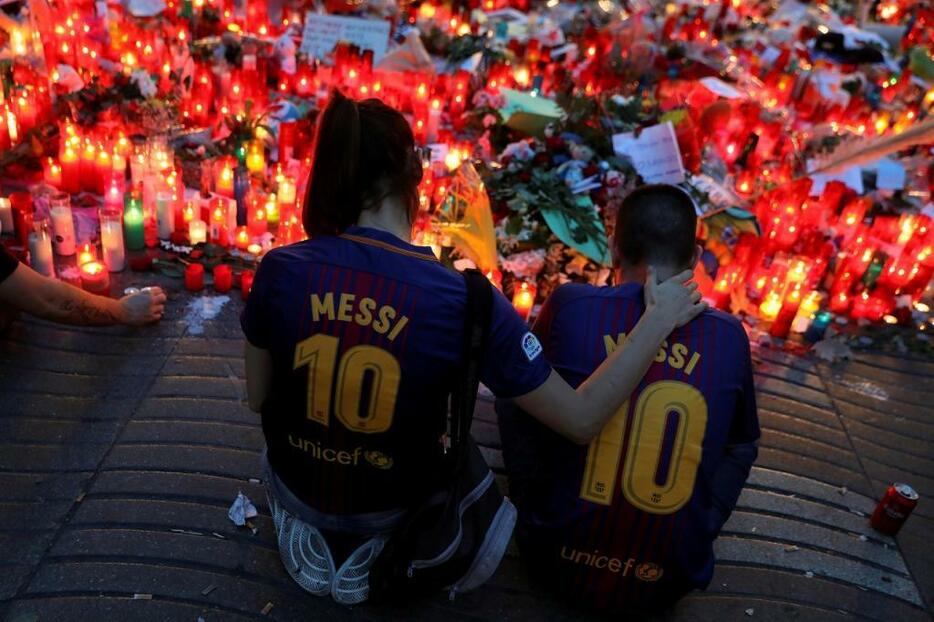 [写真]スペイン・バルセロナでのテロ事件を受け、追悼に集まった市民ら（ロイター/アフロ）