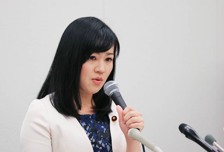 会見する上西小百合・衆議院議員