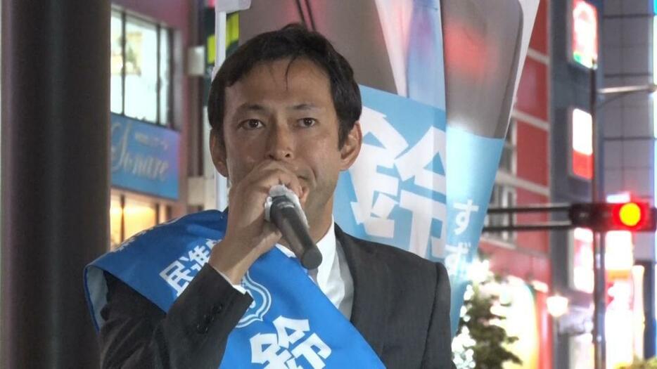 [写真]演説する鈴木庸介候補