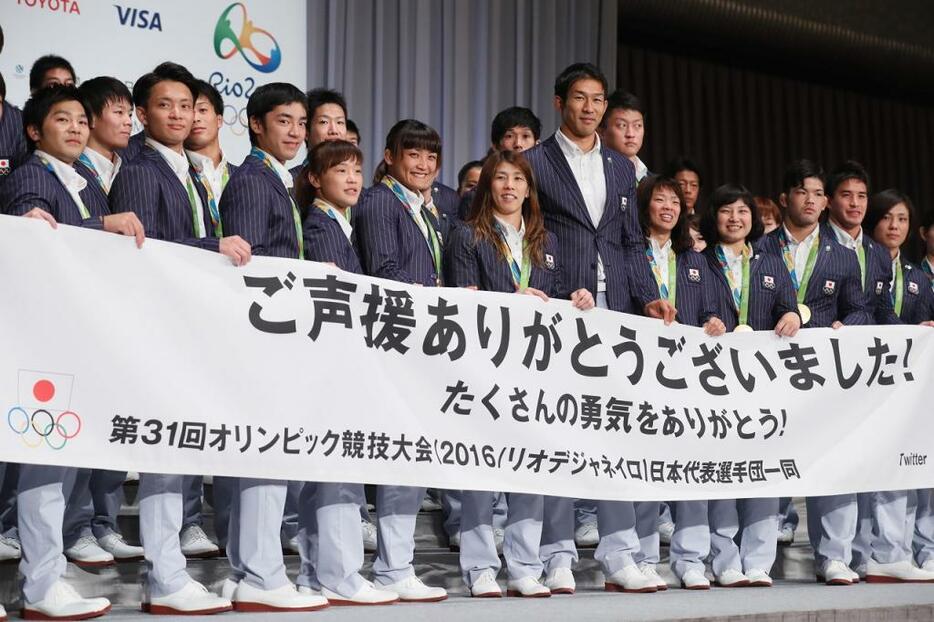 [写真]帰国会見に臨んだリオ五輪の日本選手団（田村翔/アフロスポーツ）