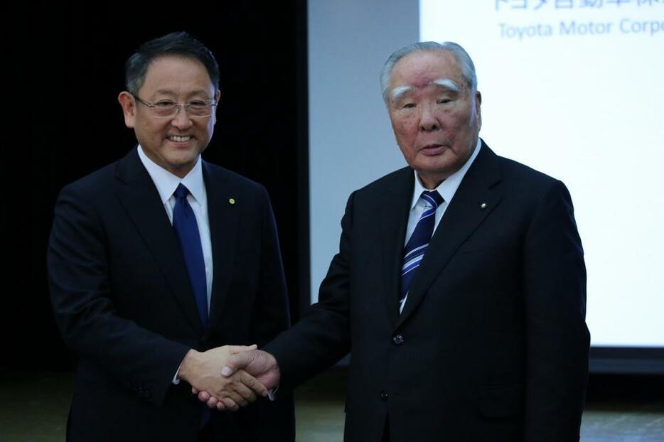 [写真]提携検討開始を発表し、握手をするトヨタの豊田章男社長（左）とスズキの鈴木修会長