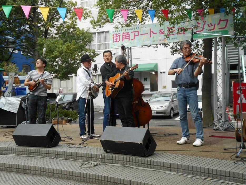 [写真]長野市内のイベントで演奏するバンド「ケンタッキー・ホーボー」