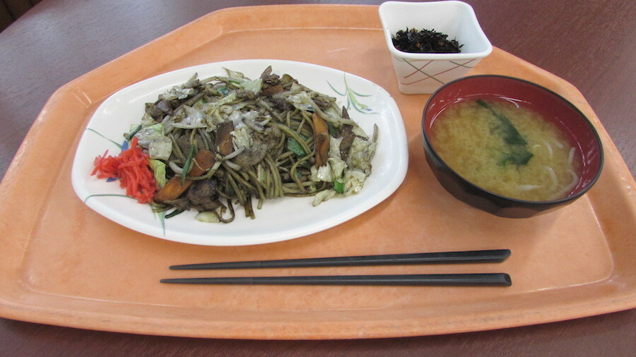 食堂らしい盛り付け。焼きそばはどう見ても黒い。