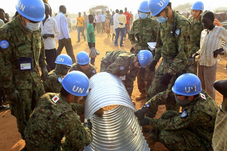 [写真]南スーダンにPKOで派遣された自衛隊。写真は排水用パイプを組み立てる様子（ロイター/アフロ、2014年1月撮影）