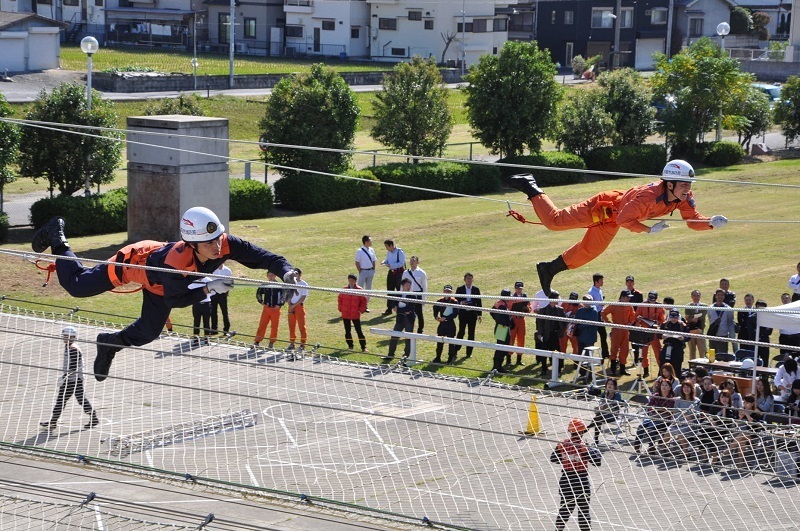 [写真]地上7メートルの高さに張られたロープを利用して進むロープブリッジ渡過訓練