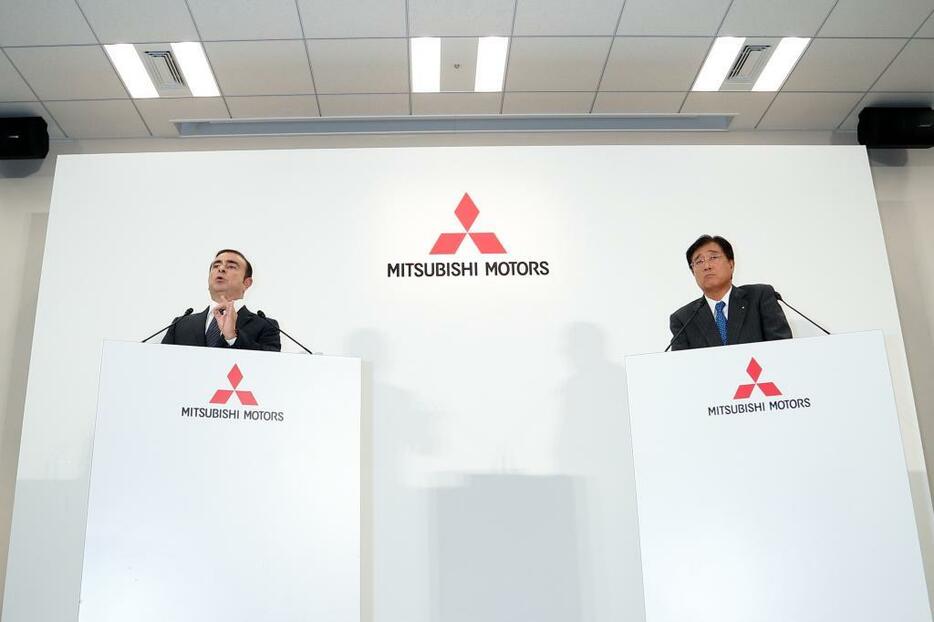 日産ゴーン社長が三菱自会長に 益子修社長と会見（写真提供：アフロ）