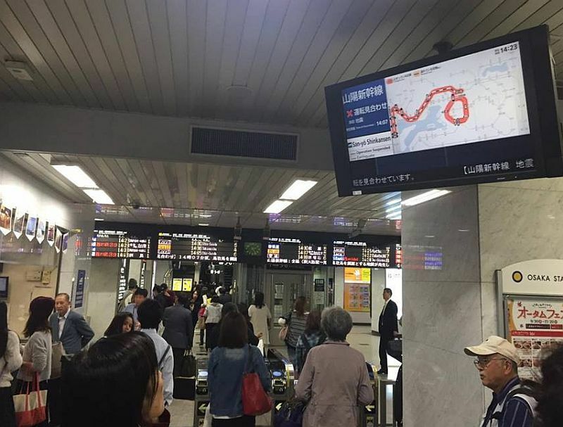 [写真]地震発生後、大阪駅でも心配そうに運行情報などを問い合わせる姿がみられた=21日午後2時20分ごろ、大阪駅で