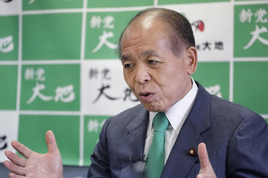 「4島一括返還はソ連時代の話」と説明する鈴木宗男氏＝新党大地党本部（写真・倉谷清文）