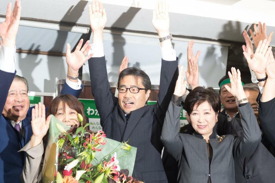 [写真]万歳する若狭勝氏（左から3番目）と小池都知事（中央）＝23日夜、東京都豊島区（撮影：山本宏樹/deltaphoto）