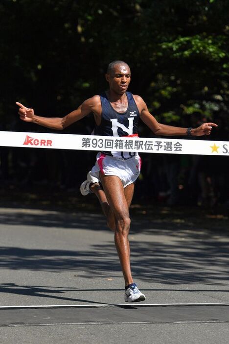 予選会で1位でゴールするワンブィ（写真：アフロスポーツ）