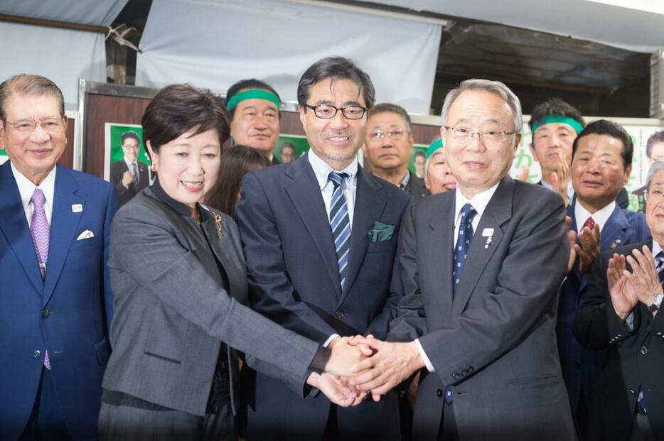 [写真]小池都知事（中央左）と若狭勝氏（中央）＝23日夜、東京都豊島区（撮影：山本宏樹/deltaphoto）