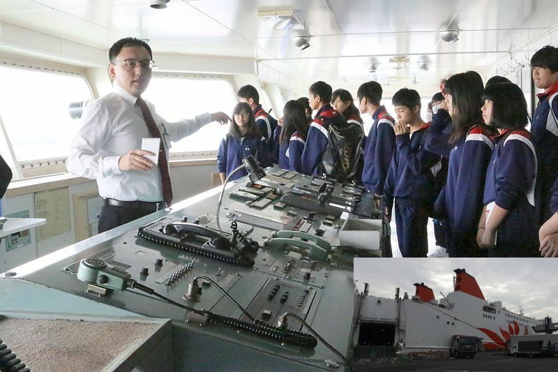 [写真]操舵室で船員の説明を聞く生徒ら。右下はフェリーさんふらわあ＝25日午前、大阪市住之江区で
