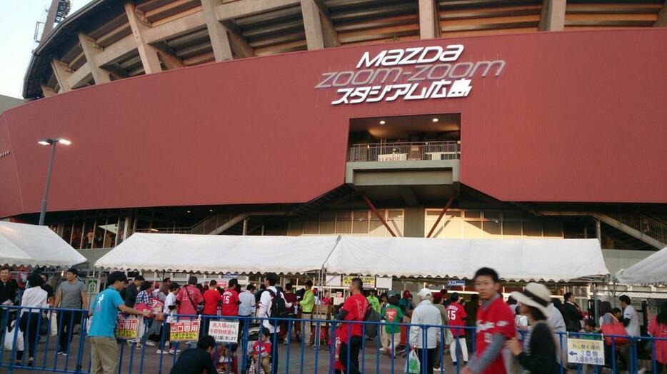 カープファンがチームをプッシュ。日本シリーズも本拠地マツダスタジアムからスタートする。