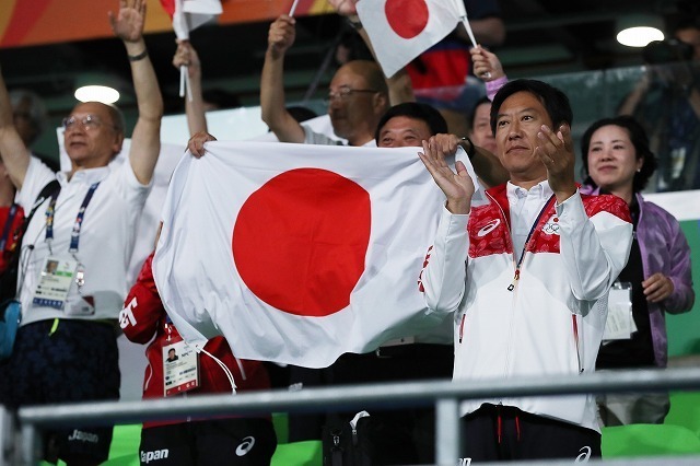 [写真]リオ・パラリンピックで日本チームを応援する鈴木大地スポーツ庁長官（右端）（伊藤真吾/アフロ）