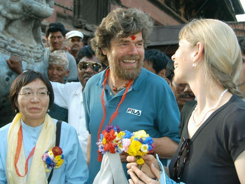 8000m峰全14座を世界で初めて完全登頂したラインホルト・メスナーと談笑する田部井淳子さん（左） 2005年9月6日撮影 （写真：ロイター/アフロ）