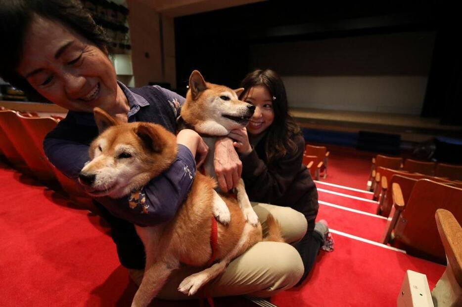 [写真]今は稽古場兼学校行事の開催場所になっているホール。犬たちは常に厳しい稽古を積む劇団員たちの癒やしになってきた