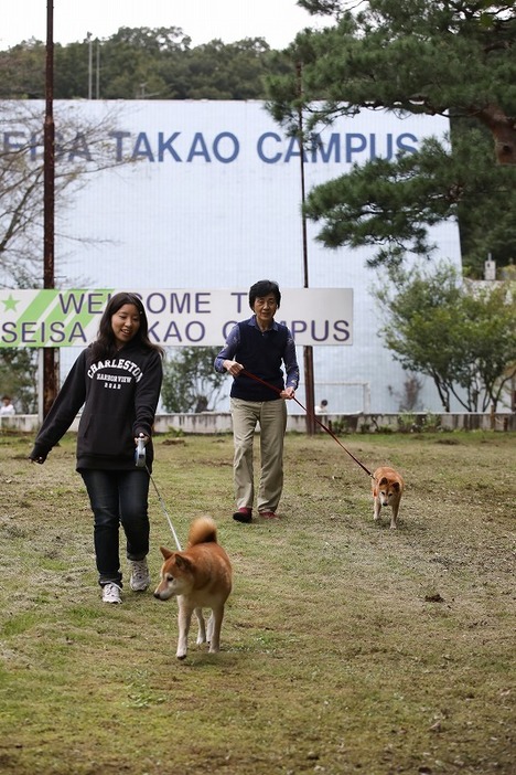 [写真]散歩は高校と共有する広大な敷地内で