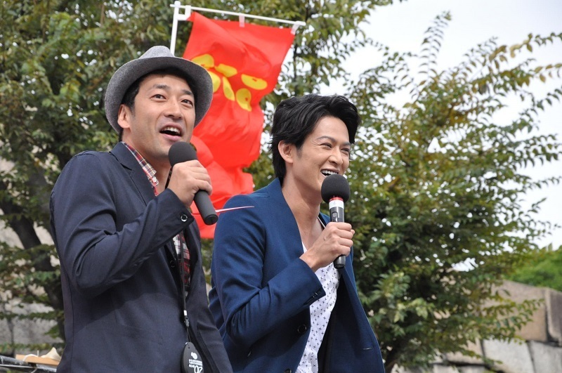 [写真]飛び入りゲストの迫田孝也さん（左）と新納さんが熱烈トーク