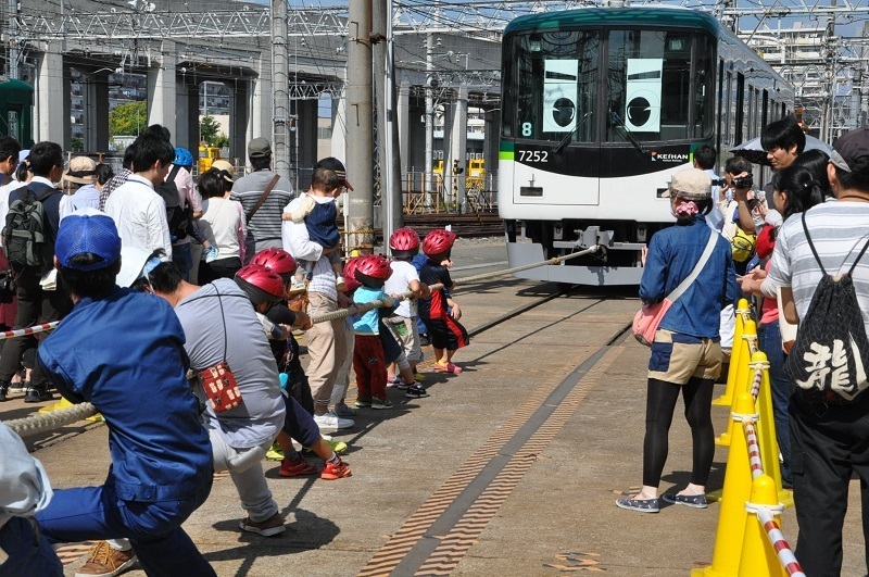 [写真]子どもたちと京阪電車による綱引き対決＝大阪府寝屋川市の京阪電車寝屋川車両基地