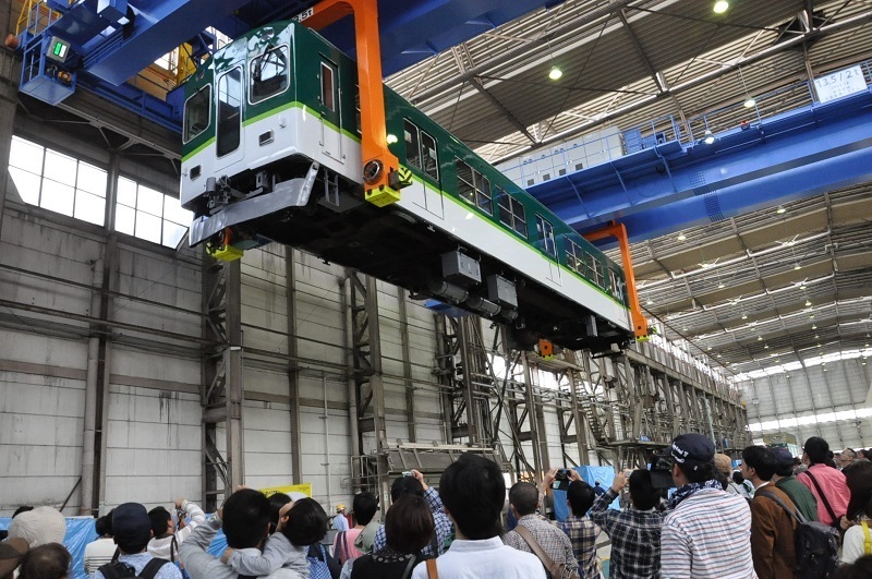 [写真]車両持ち上げ作業の実演