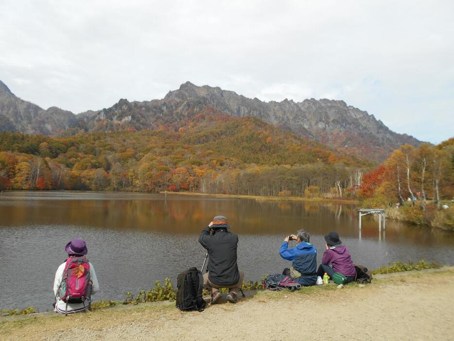 [写真]戸隠山を望む鏡池