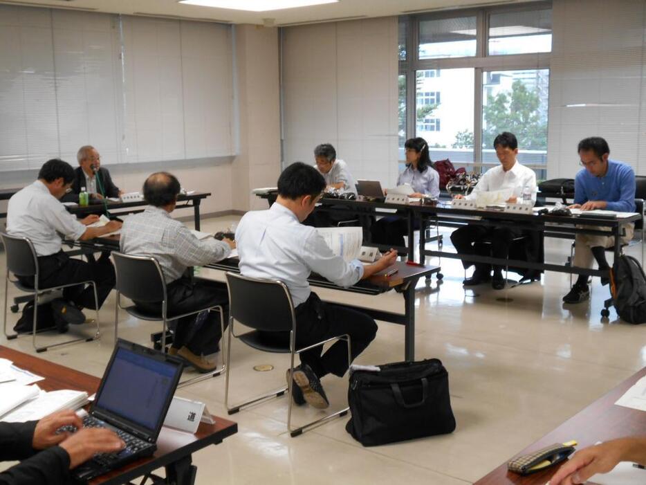 [写真]原因解明に手探りの検討会