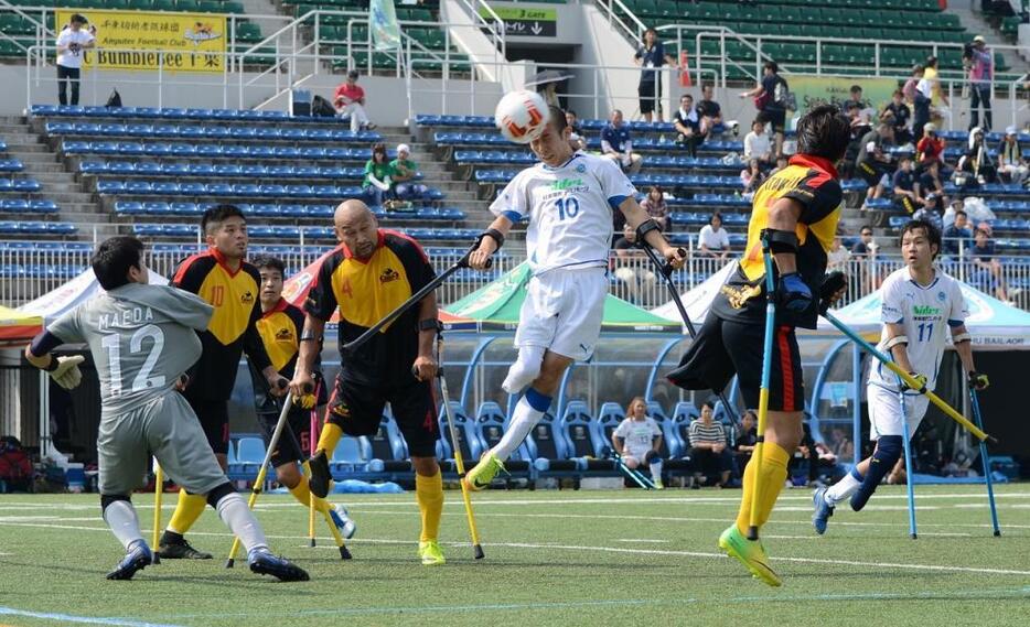 [写真]CKからヘディングシュートを狙うFC九州バイラオールの萱島