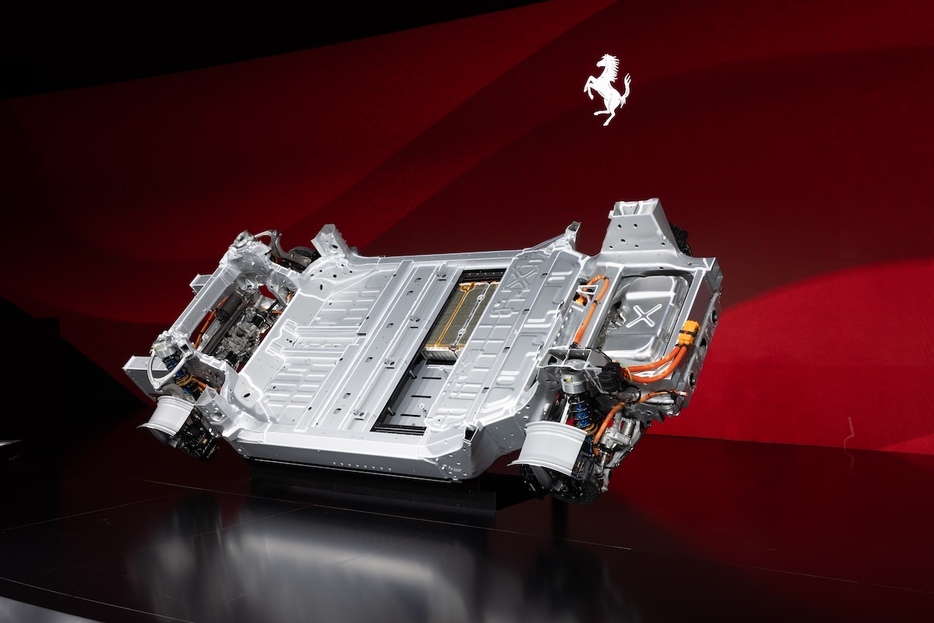 フェラーリ初の電動モデルはプロサングエ似！？ 完全電動化の