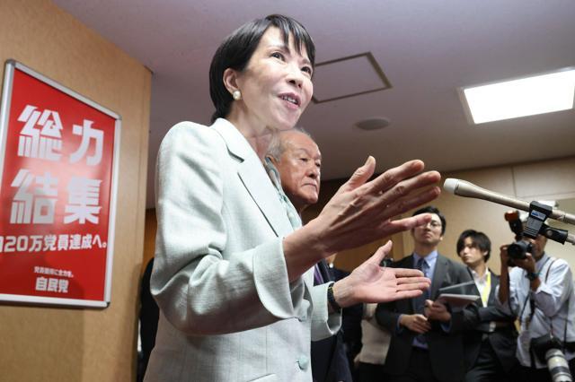 公明党の斉藤鉄夫代表との会談後、取材に応じる自民党の高市早苗総裁=2025年10月7日午後5時38分、東京・永田町、岩下毅撮影