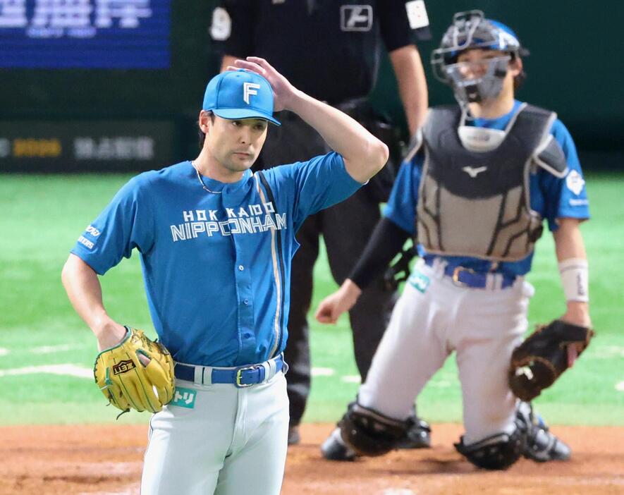 8回1死、柳田に本塁打を浴びた上原健太投手（提供 北海道新聞社）