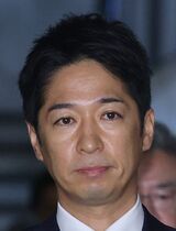日本維新の会の藤田文武幹事長が記者会見で発言する姿