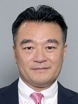 衆議院議員の大岡敏孝氏が選挙演説中に有権者に向けて力強く訴える姿