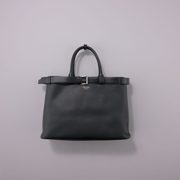 編集者が買ってよかった「プラダ」の黒レザートート。「とにかく