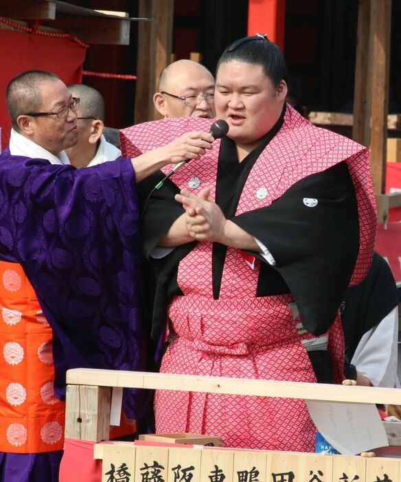 [写真]地元のファンの前で大声援を受けた元大関 豪栄道の武隈親方＝3日午後1時半ごろ、大阪府寝屋川市で