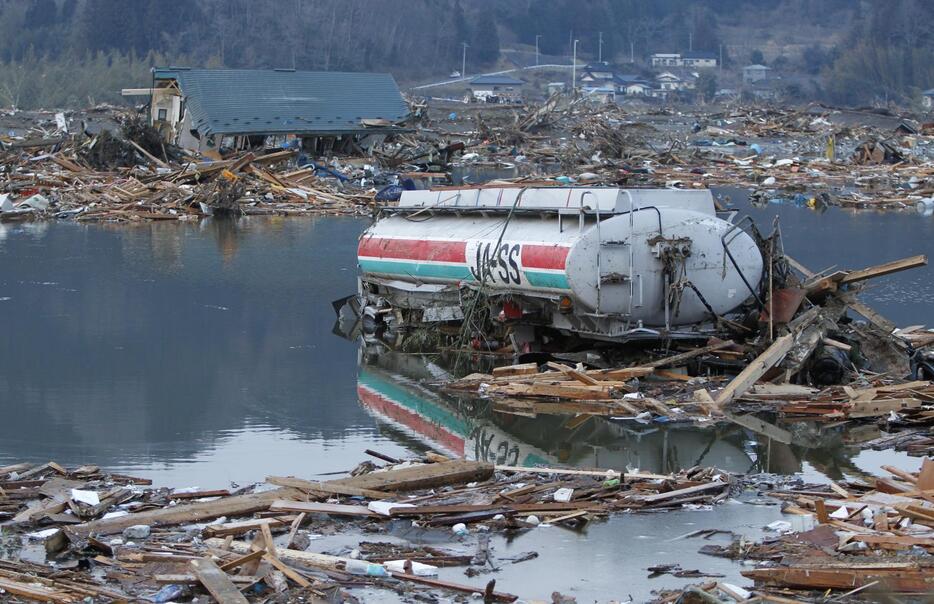 津波が陸前高田市を襲った後の様子。2011年3月13日撮影（写真：ロイター/アフロ）