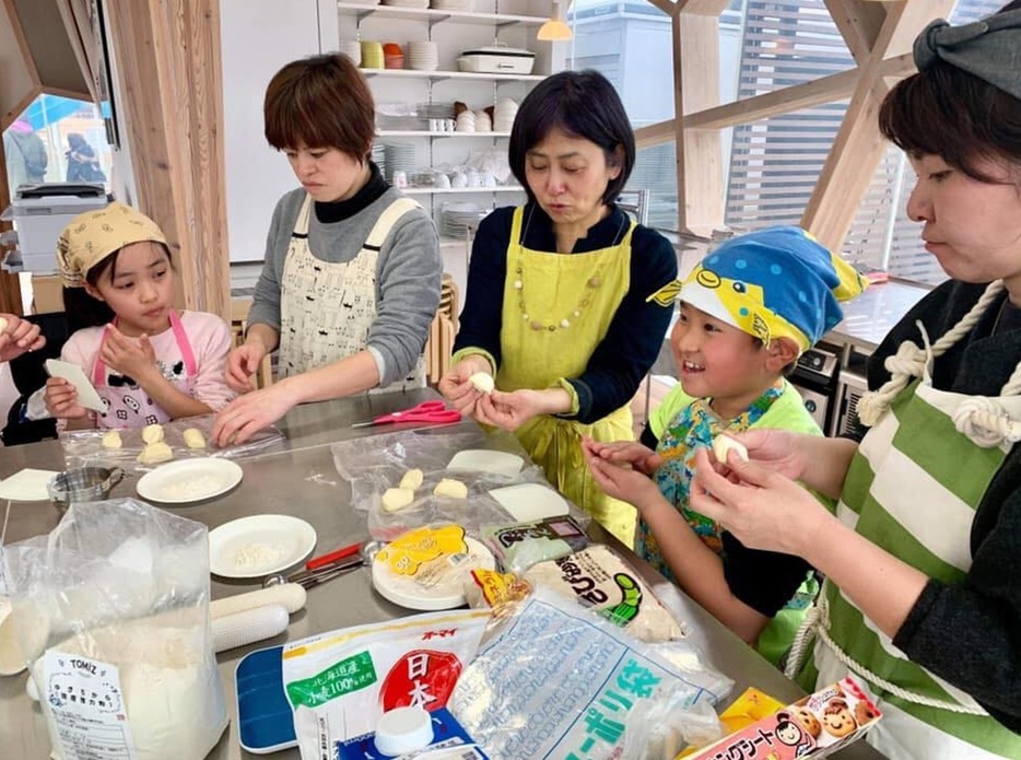 「ポリパン」を開発した梶晶子さん（中央）（写真提供：梶晶子さん）