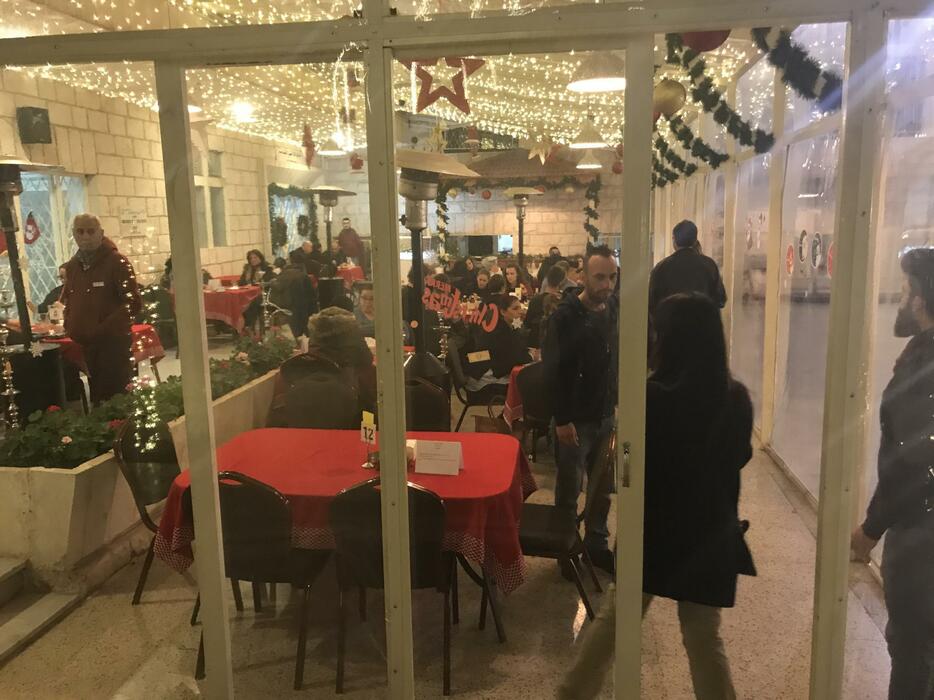 アンマン市内の教会内にあるイタリア料理を供するレストラン。クリスマスを前に予約客でいっぱいだった。（2019年12月19日。撮影：村松まどか）