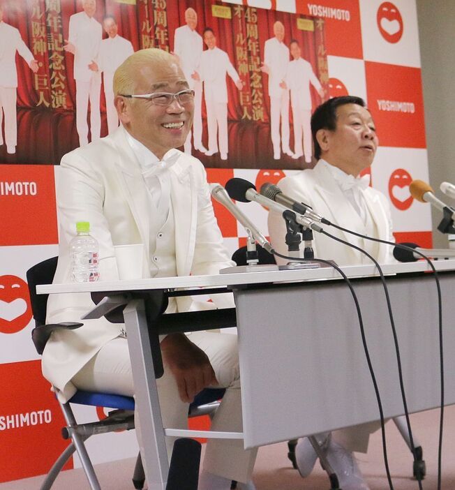 [写真]報道陣の質問に答えるオール阪神・巨人