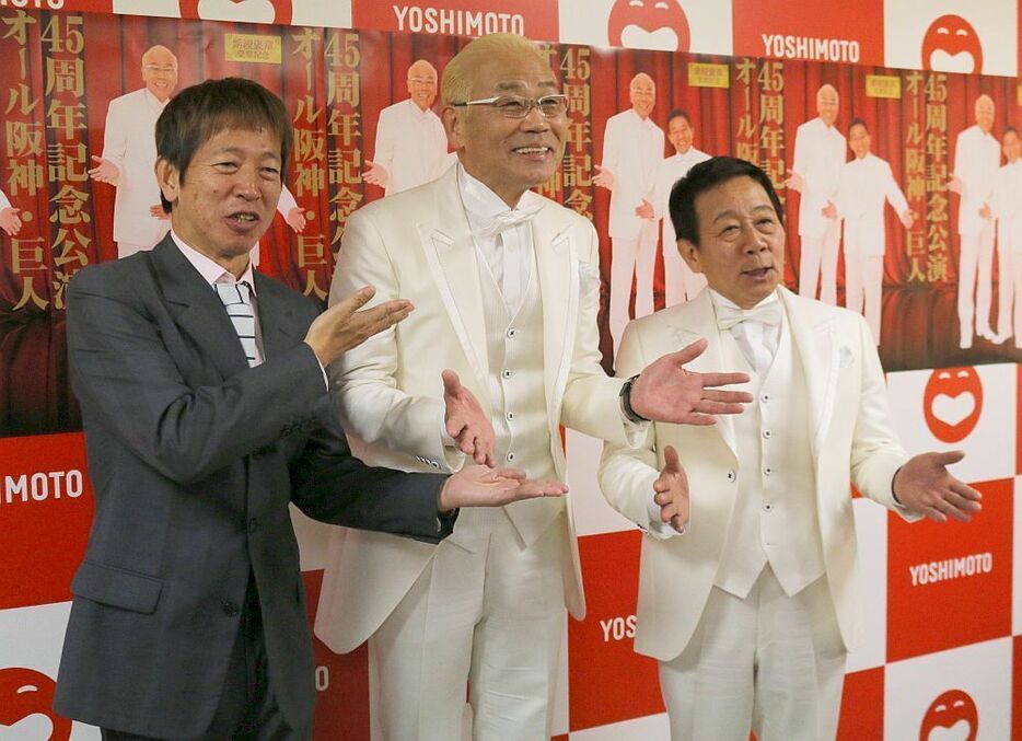 [写真]芸能生活45周年記念公演を行うオール巨人（中央）と阪神（右）。会見MCを務めたちゃらんぽらん冨好が登場する日もある＝4日、大阪市中央区で
