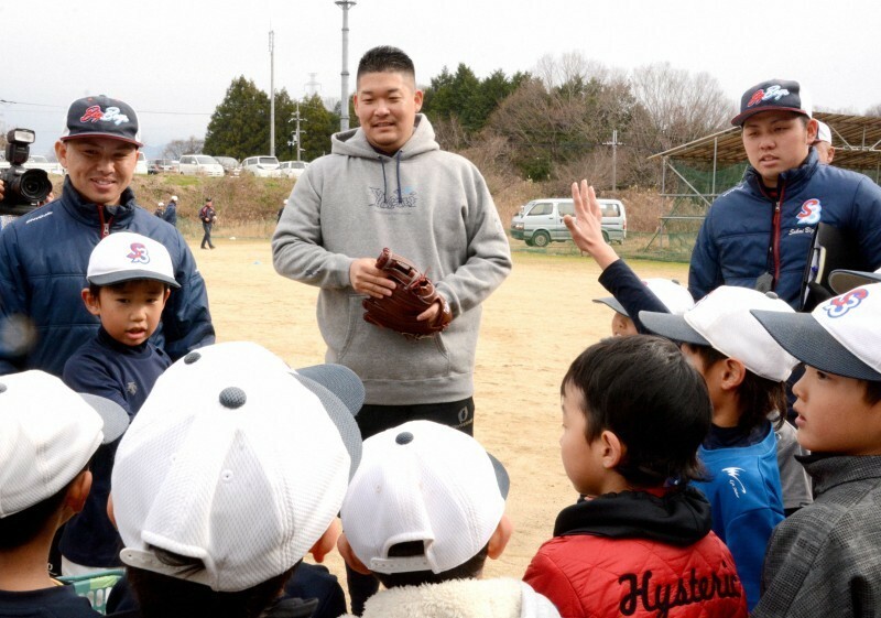 中学時代に在籍していた「堺ビッグボーイズ」を訪問し、子どもたちの質問を受ける筒香嘉智選手（中央）＝大阪府河内長野市で2020年1月12日、福田隆撮影