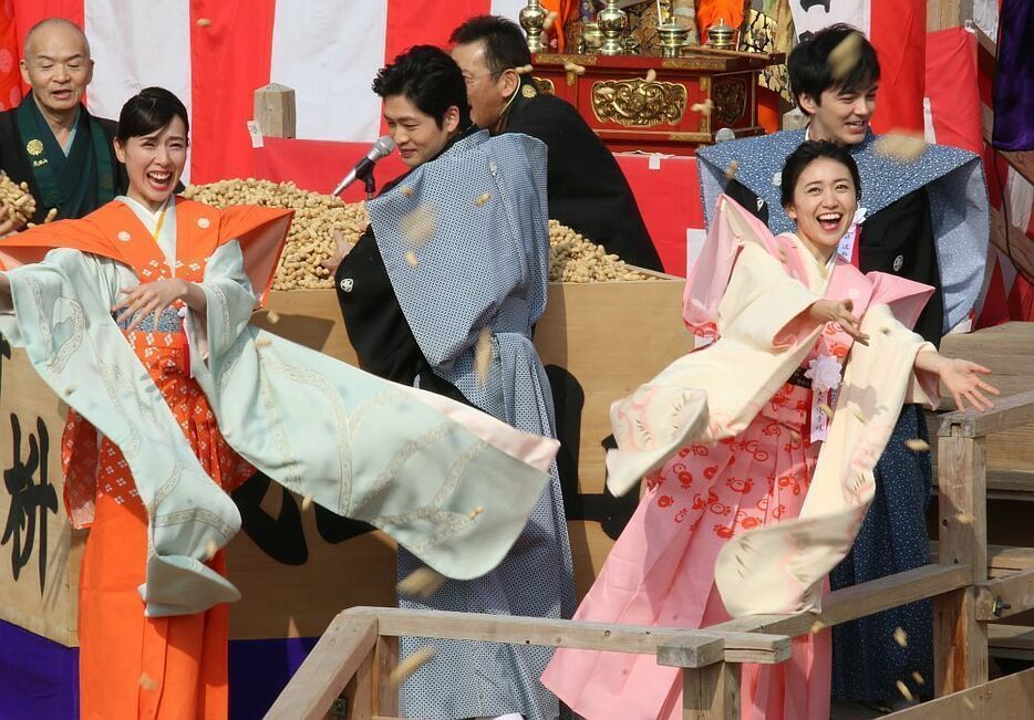 「交通安全祈願」で知られる大阪府寝屋川市の成田山大阪別院明王院で3日、毎年恒例の節分祭が行われ、NHK連続テレビ小説「スカーレット」のヒロイン、川原喜美子を演じる戸田恵梨香ら出演者が交通安全や悪疫退散などを願い「福は内」と元気に豆をまいた