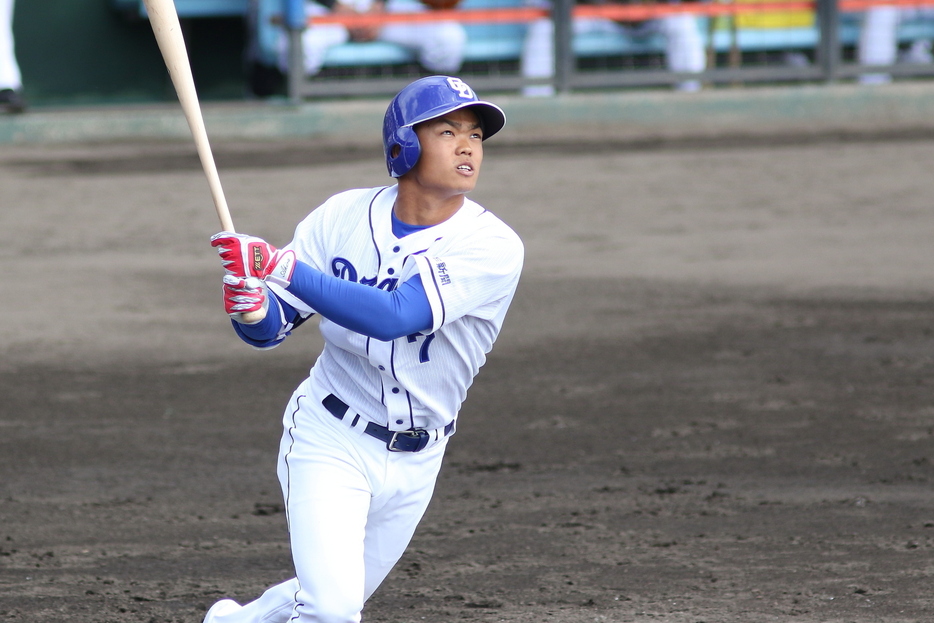 中日の根尾が外野デビューとなった阪神との練習試合で今季初ヒットをマークした(写真・黒田史夫）