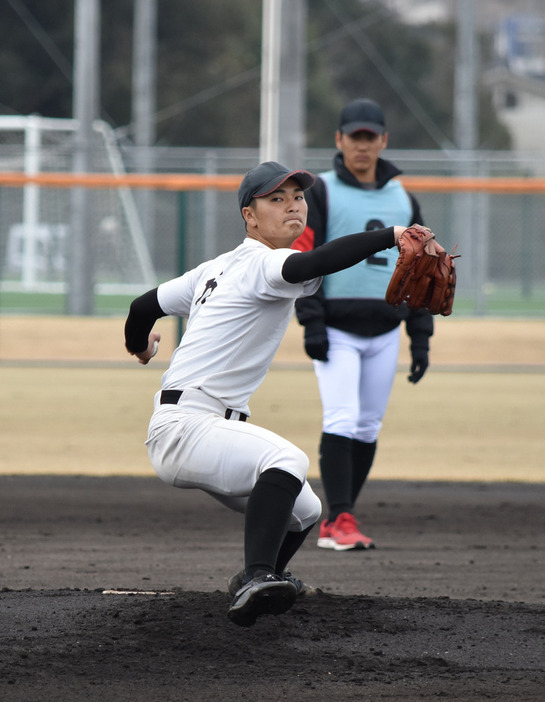 紅白戦で力投する白水投手