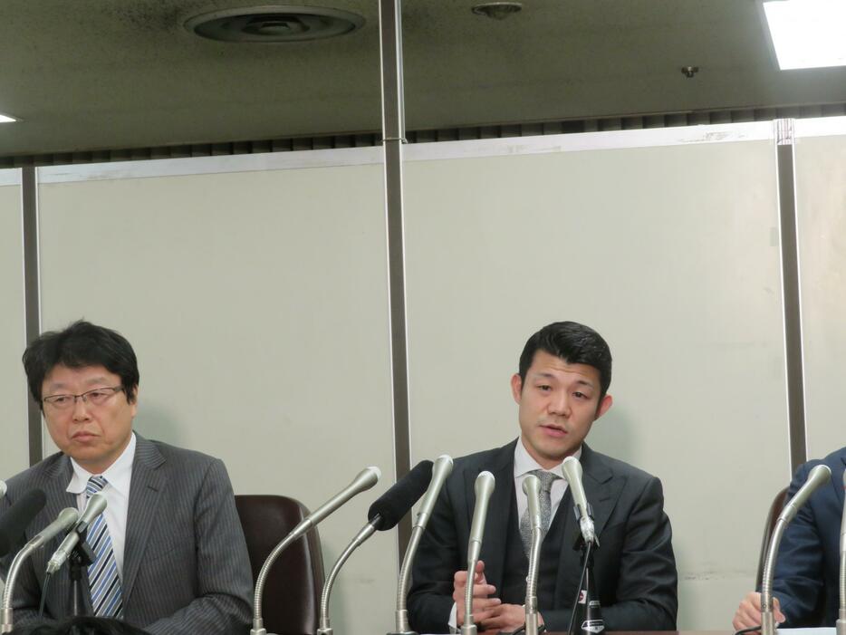 JBCの違法処分により4550万円の損害賠償を勝ち取った亀田興毅（右）と北村弁護士