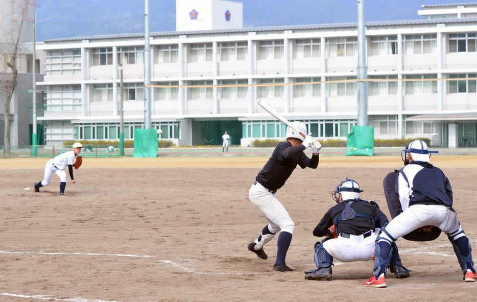 紅白戦で実戦感覚を養う智弁学園の選手たち＝五條市で、萱原健一撮影